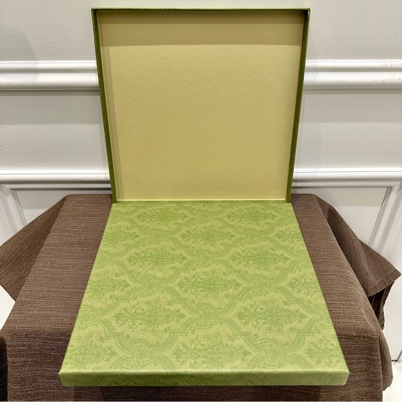 Authentic GUCCI gift box for scarf with matching gift bag, GUCCI ribbon and tag - Picture 5 of 10